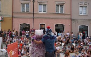 Teatralne Lato z MOKiS-em - teatrzyk dla dzieci ,,Przebój Lata, czyli Skrzydlaty Odlot" (2)
