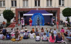 Teatralne Lato z MOKiS-em - teatrzyk dla dzieci ,,Przebój Lata, czyli Skrzydlaty Odlot" (6)