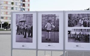 Wystawa plenerowa fotografii Bogdana Kuczmańskiego  ,,Smaki dzieciństwa” - ,,Mleko” i ,,Wrotkarze". (3)