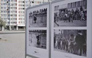 Wystawa plenerowa fotografii Bogdana Kuczmańskiego  ,,Smaki dzieciństwa” - ,,Mleko” i ,,Wrotkarze". (6)