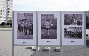 Wystawa plenerowa fotografii Bogdana Kuczmańskiego  ,,Smaki dzieciństwa” - ,,Mleko” i ,,Wrotkarze". (7)