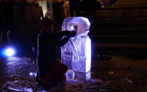 Pokaz rzeźbienia w lodzie i karuzela (5)