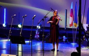 Oleśnica dla Ukrainy - wydarzenie artystyczne (9) Helena Bednarska (skrzypce) przy akompaniamencie Tomasza Śliwowskiego