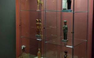 Wernisaż wystawy rzeźby “Drewniane historie” (3)