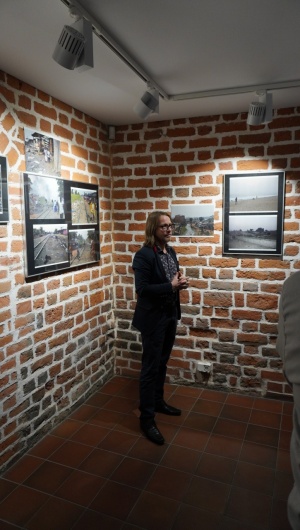 Noc Muzeów - wystawa fotografii Arkadiusza Wojnarowskiego "Wybrzeże Kości i... śmieci"  (3)