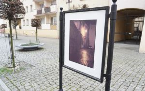Wystawa plenerowa fotografii Renaty i Pawła Ołowni z cyklu "Oblicza Miasta" (6)